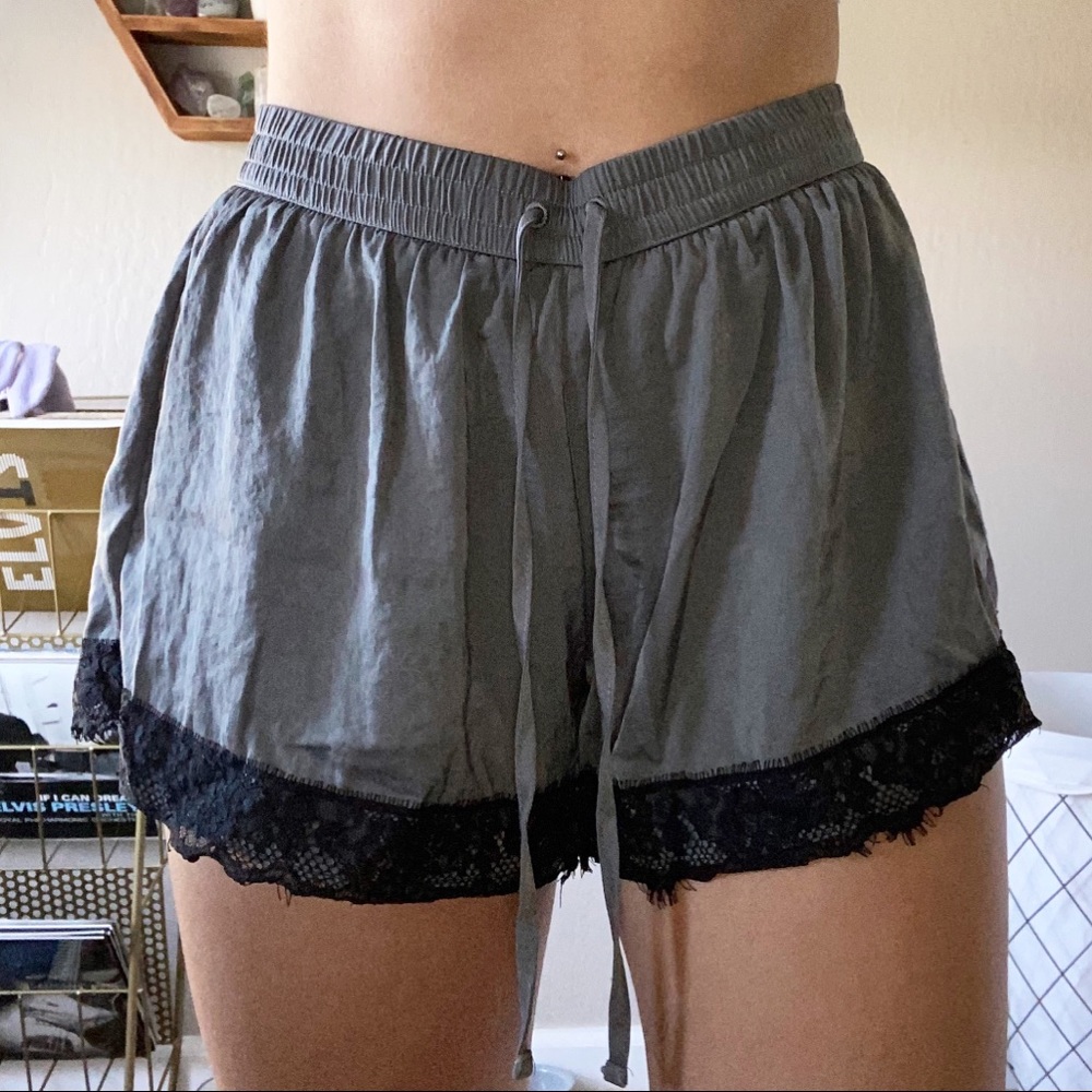 Flowy green shorts with laced rims!